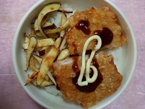 炒めたさつまいものせたパリチキ丼